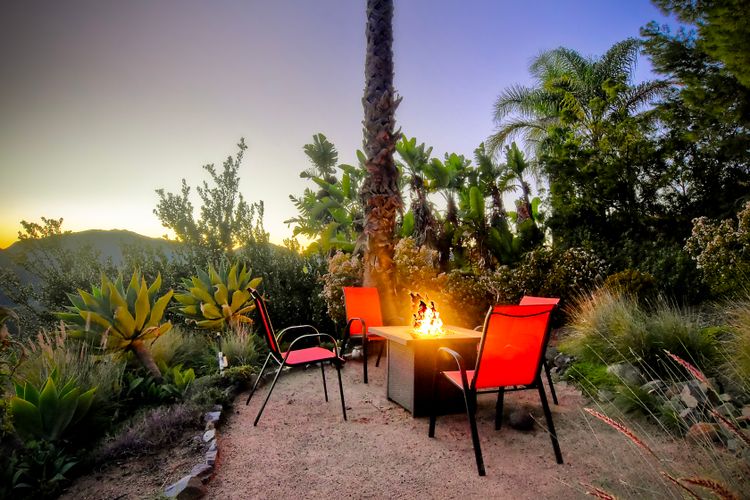 Upper level fire pit