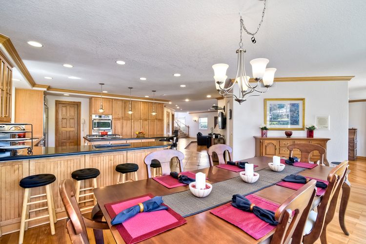 Dining area and sit up bar
